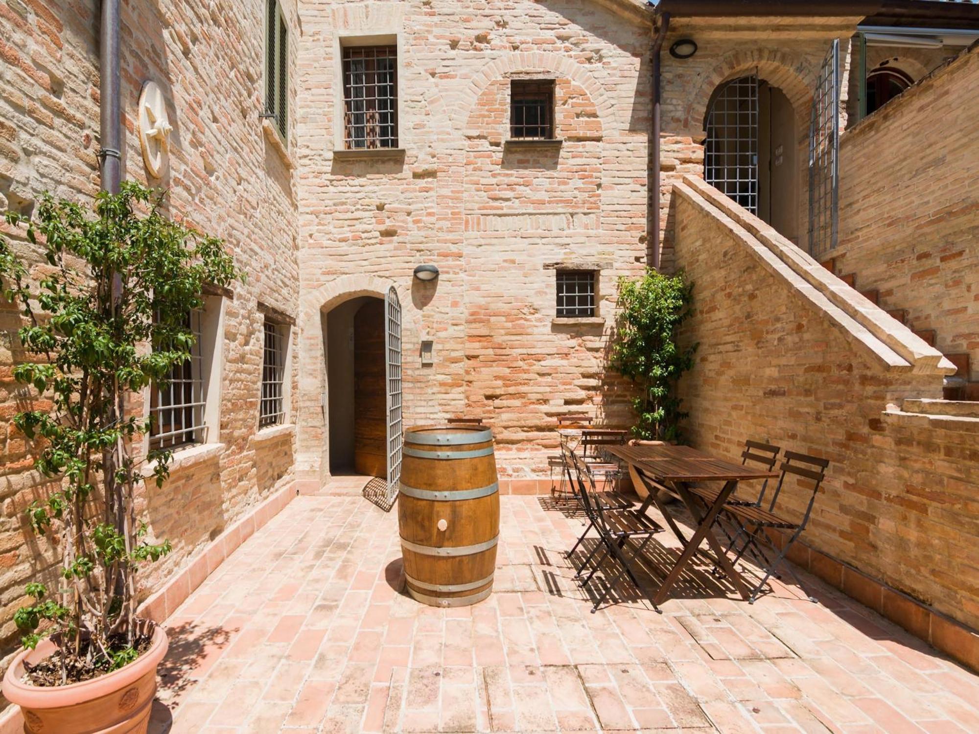 Stunning Apartment In Mombaroccio Near Metauro River Exterior photo